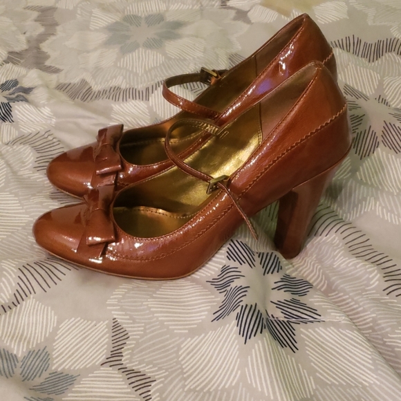 Linea Paolo Amber Pumps - Picture 2 of 8